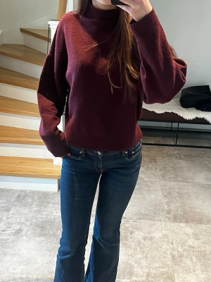 Vinröd stickad tröja - Vinröd stickad tröja med hög hals. Storlek S.