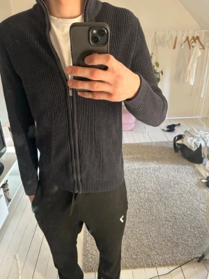 Mörkblå fullzip dressman - Säljer en mörkblå fullzip från dressman. Skön passform och väldigt skön att använda. Storlek m  (inga defekter)