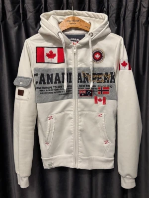 Canadian Peak zip  - Zip hoodie, Canadian Peak - skick 8/10, bra skick, lite nopprig på vissa ställen, men går lätt att få bort - storlek S - sjukt schysst zip hoodie, både skön och snygg - hör av er vid frågor🙌