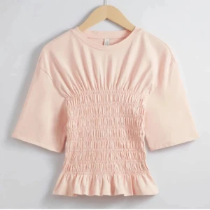 Smockad topp - Säljer denna snygga toppen!! Från other stories, slutsåld och går inte att få tag i💓💓