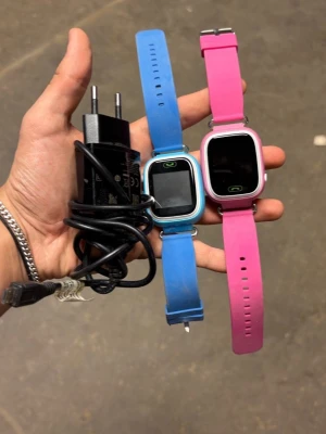 Två smartklockor - Säljer två smarta barnklockor i fint skick. Barnet kan ringa och ta emot samtal direkt från klockan och föräldrar kan se position via GPS i mobilen. 🎨 Färger: blå och rosa 🔌 Laddare ingår Perfekta för skola, utflykter eller när barnet börjar gå hem själv. 💬 Skicka meddelande vid intresse!