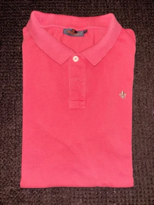 Morris pikétröja - Mycket fin pikétröja från Morris i korallfärg med emblen i guld, storlek XL men sitter som L. Från hem utan rök och djur. 