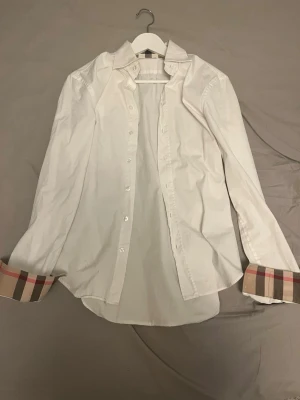 Burberry skjorta - Äkta burberry skjorta, mycket bra skick, storlek S. Skriv om ni har funderingar!