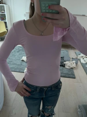 Ljusrosa långärmad topp Gina Tricot - Säljer en ljusrosa långärmad topp från Gina Tricot i storlek XS. Toppen har en rund, något djupare ringning och är figurnära i modellen. Perfekt att styla med jeans eller kjol för en enkel och snygg look.