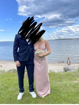 Rosa balklänning! - Säljer nu balklänningen jag hade på min killes bal! Superbra skick och använd endast en gång❤️