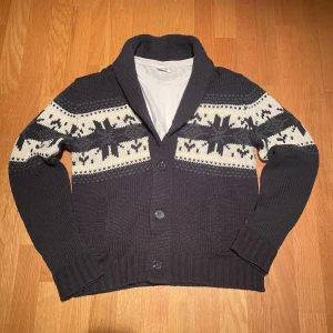 Kardigan/kofta - Fet kardigan av märket george perfekt till vintern❄️| Storlek S | Skriv vid funderingar och skicka gärna bud!