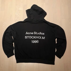 Acne Studios Hoodie - Tjena! Har nu valt att sälja mitt överlägset snyggaste plagg, denna Acne Studios Hoodien. Storlek L och utan defekter! Givetvis äkta. Priset är ej hugget i sten så hör av dig vid minsta fundering:)