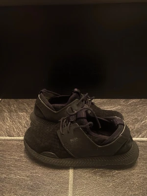 Svarta sneakers från HUGO BOSS -  Svarta sneakers från Hugo Boss i storlek 44