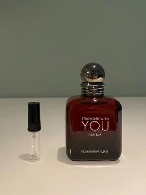 2 ml sample av Stronger With You Parfum - Ett sample på 2 ml av Stronger With You Parfum. Det är en söt och maskulin parfym med doft av b.l.a vanilj, lavendel, peppar och kastanj. Detta gör det till en unik och mysig doft som passar bra till vintern. Våra samples är helt nya och är gjorda i glas. Har ni frågor är det fritt fram att skriv till oss.