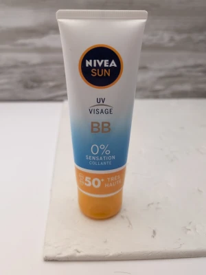 Nivea Sun BB UV Visage SPF50+ foundation bb cream - Endast testad en gång och är för mörk för mig (blekaste blek) men passar allt från normal blek till brun eller solbrun. Skyddar mot UVA och UVB. Lätt täckning och en naturlig finish. Jämnar ut ton och slätar ut huden. Perfekt för dig som vill ha solskydd och jämnare hudton i ett steg.