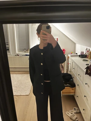 Svart kavaj med guldknappar - Säljer denna klassiska kappa med guldknappar. Såå snygg med har inte kommit till användning tyvärr🌸🌸