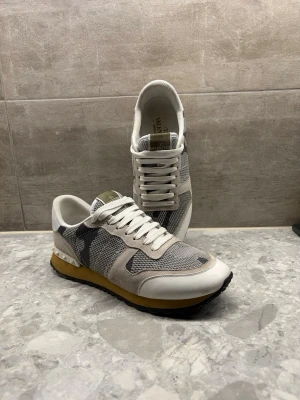 Valentino Rockrunners Beige/Grå - Säljer ett par riktigt feta beigea Rockrunners i storlek 43✅Dustbag och extra snören medföljer | Knappt använda | Skick: 9/10 | Priset är hugget i sten