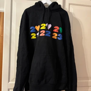 Svart Love On Tour hoodie Harry Styles merch - Harry Styles Love on tour hoodie säljes, bra skick och använd färre antal gånger än övriga hoodies. Säljes enbart pga mental bagage!!