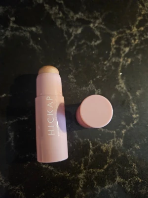 Hickup Highlighter Pure Bronze - En mångsidig ny highlighter från Hickup som skapar omedelbar lyster och kan användas till alla de områden du vill framhäva! Applicera på kindben, nyckelben, ögonlock eller axlar för en smickrande lyster. Generösa 7 gram som håller orimligt länge.  Nyskick i nyansen Pure Bronze