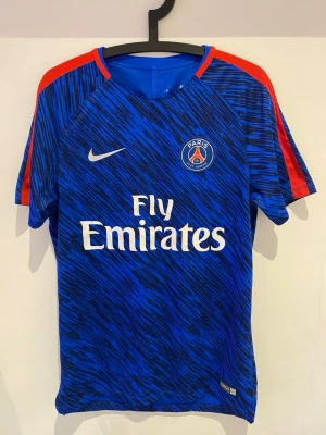 PSG tränings‑T-shirt 2018/19 – Nike Dri‑Fit – stl M - Officiell PSG tränings‑T-shirt från säsongen 2018/19 • Mycket fint skick • Nike Dri‑Fit • Storlek M • Pris kan diskuteras🙂‍↔️