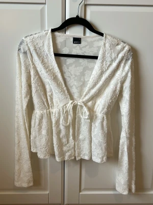 Vit spetsblus med knyt från Gina Tricot - Vit spetsblus från Gina Tricot 💫💫 oanvänd!!