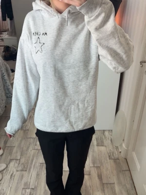 Ma Chérie grå hoodie - En grå hoodie med tryck ifrån Gina Tricot (avdelningen young). Den är välanvänd men ändå i bra skick, den är i storlek 158/164 (känns som XS)