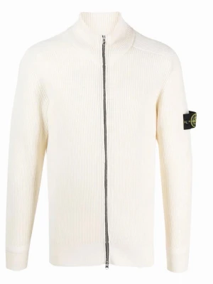 Vit stickad ziptröja från Stone Island - Vit ribbstickad ziptröja från Stone Island med hög krage och svart logotyp-patch på ärmen. Tröjan har hel dragkedja framtill och två fickor. Perfekt för dig som gillar stilrena och exklusiva plagg.