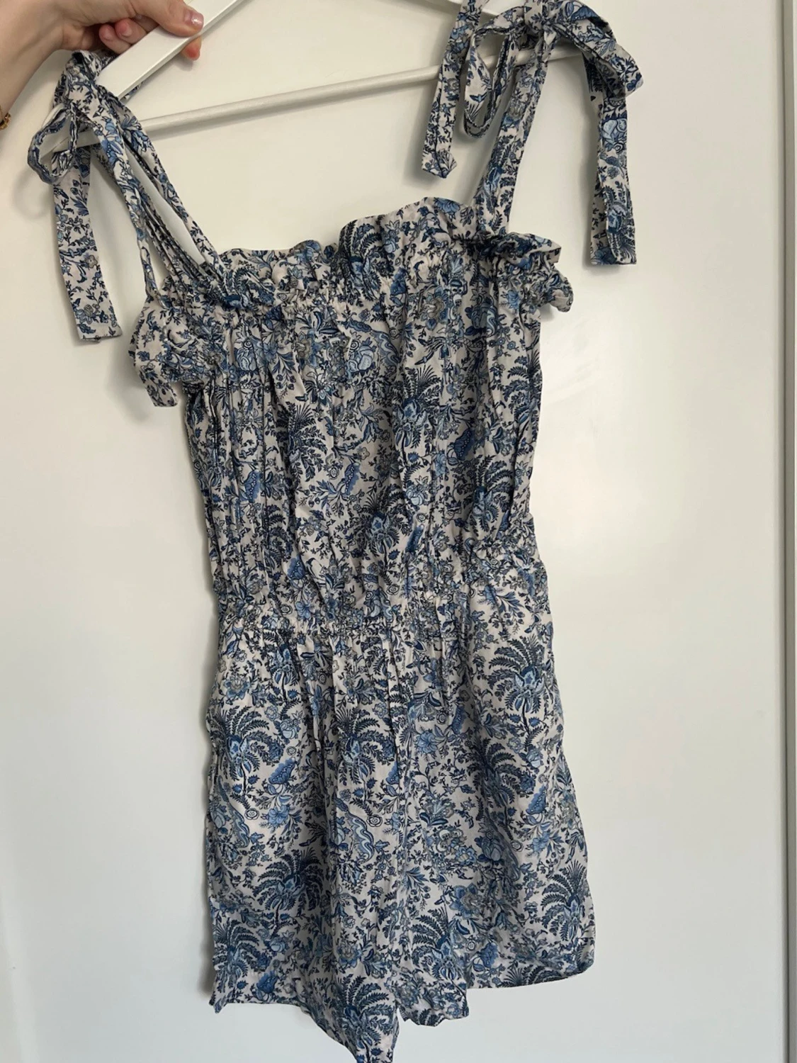 Blommig blåvit jumpsuit med knytband