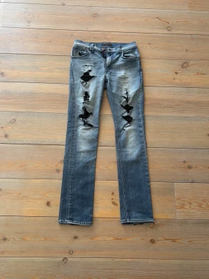 Blå slitna Nudie Jeans - snygg vitagelook🎞️ - Slitna jeans från Nudie jeans i strl 30/32. Slim/tajt fit, snygg sliten look - perfekt till dig som gillar en sliten look. Jeansen har igen sydda hål men det ändrar inte helhetsbilden. 🎩Unik look 💙Snygg blå färg🎯Just nu endast 359kr! 