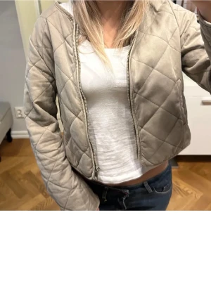 Grön Jacka - Snygg grön jacka från hm som är knappast använd som är i storlek xxs men passar också xs/s🌷