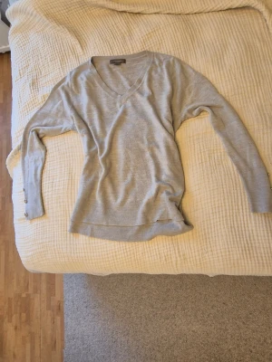 Ljusgrå stickad tröja Primark - Ljusgrå stickad tröja från Primark med v-ringning och långa ärmar. Tröjan har ribbade muddar och dekorativa knappar vid ärmsluten. Passar till allt!(speciellt till de andra kläderna jag säljer, kolla där!) Skriv för frågor och skriv även om du är intresserad av att köpa! Säljer på flera ställen så skriv innan du trycker på köp nu!🌸