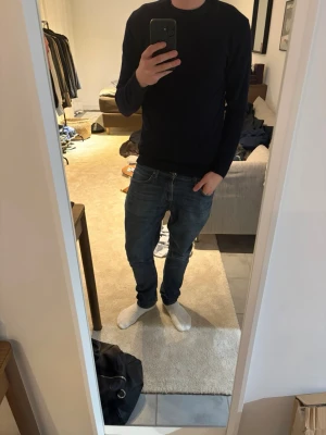 Stickad kofta J.lindeberg - En jävligt skön stickad kofta/crewneck i mycket bra skick från j.lindeberg perfekt som ett basplagg hör av er vid frågor 