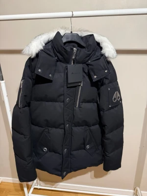 Moose Knuckles 3Q - Moose Knuckles 3Q herrjacka, storlek L                 Använd max 3 gånger, köpt för ca 2 månader sedan.  I nyskick, säljs då den inte används. ✅ 100% äkta ✅ Kvitto finns  Skriv vid intresse. Pris kan diskuteras :)