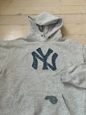 Handstitched hoodie - Handsydd hoodie jag gjort själv. Hoodien har en slim fit passform och är gjort på 80% bomull och 20% polyester, designsen är av jeanstyg.