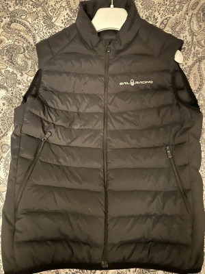 Svart dunväst Sail Racing - Tjena säljer min Sail racing väst pågrund av att den är för liten väldigt fin och skön att ha nu till våren/sommaren :) Nypris 2200kr  Skriv om ni är intresserade