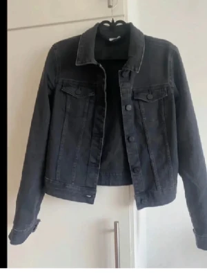 Svart jeansjacka  - Snygg svart jeansjacka, använd 1-2 ggr 
