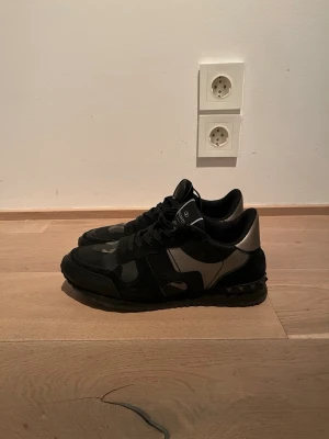 Valnetino rockrunners  - Hej! Säljer dessa valentino rockrunners riktigt fetta till våren. Pris kan diskuteras igen box följer med.