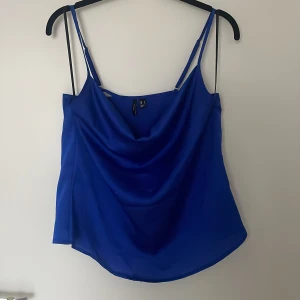 Festtopp - Säljer denna festtopp från vero Moda! Den passar perfekt till finare tillfällen eller till sommaren. Knappt använd💘 Hör av er vid frågor! 