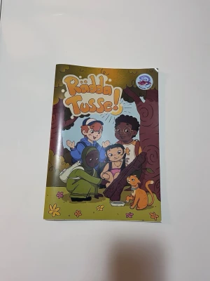 Rädda Tusse! Målarbok/barnbok - Rädda Tusse! Våra 3 första upplagor av vårt färgglada målarbok från vårt uf, Colorful Tales med illustrationer av barn och en katt i en fantasifull miljö. Boken är gjord av papper och har ett mjukt omslag med tecknade figurer och naturmotiv. Perfekt för att inspirera och inkludera barn genom kreativitet och berättelser.