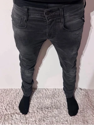 Replay jeans  - | Skick: 9/10 | Färg: Grå | Modell: 172cm 65kg | Vad inkluderas: Enbart jeansen | Nypris: 1 200kr |