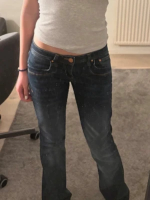 Mörkblå bootcut jeans - Säljer ett par mörkblå bootcut jeans med låg midja. Ltb jeans modell valerie, storlek W27 L32