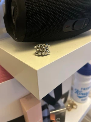 Silvrig ring med nitar - Säljer en cool silvrig ring.  Ringen har en bred form med nitar. Passar både till streetwear och mer stilrena outfits. Pris kan diskuteras vid snabb affär. Nypris 400 våga ställa frågor!!❤️