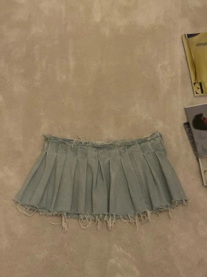 Denim kjol lowwaist - Söt kjol som är i nyskick! 💞som en S då jag sytt ihop lite 