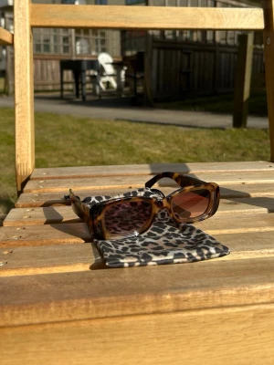Bruna leopardmönstrade solglasögon - Snygga solglasögon från Soyaconceot med brun leopardmönstrad båge och rektangulär form. Kommer med ett leopardmönstrat fodral.☀️🤎🤍