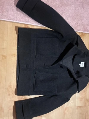 Svart kappa - Kappa från kappahl i fint skick! Kan finnas några noppror men annars i toppen skick. Storlek S. Perfekt nu till våren😍