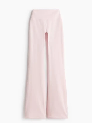 Rosa Yogapants 💘 - Helt slutsålda yogapants från Hm. Superskönt material. De är ganska långa! Passar mig bra som är 174. Men passar såklart kortare också. Använda 1 gång. 