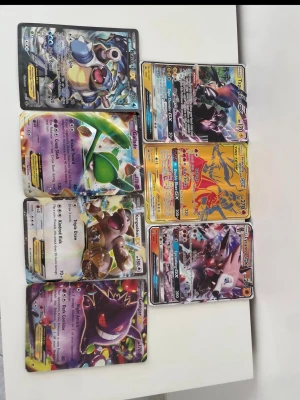 Pokémon kort - Pokémonkort – Holo/EX/GX/V – Samling från 2014 och framåt – Buda!  Säljer en större samling Pokémonkort med många holo, EX, GX och V-kort. De flesta korten är från 2014 och framåt och i fint skick.  I samlingen finns bland annat kort som: 	•	Charizard GX 	•	Gengar EX 	•	Tapu Koko GX 	•	Lycanroc GX 	•	Blastoise EX 	•	Flera andra holo och specialkort  Perfekt för samlare eller den som vill bygga lek/collection.  Skick: Blandat fint samlarskick (se bild). Säljes som paket.  💰 Buda för priset! 🤝 Sna