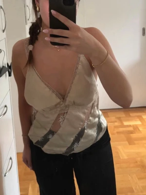 Spetstopp - Snygg och söt beige / champagnefärgad spetstopp från NA-KD. Väldigt bra skick, aldrig använd!