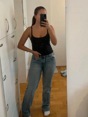 Zara jeans - Mid-rise och rak modell. Supersnygg wash. Säljer då de tyvärr blivit för små för små för mig. Väldigt bra skick!
