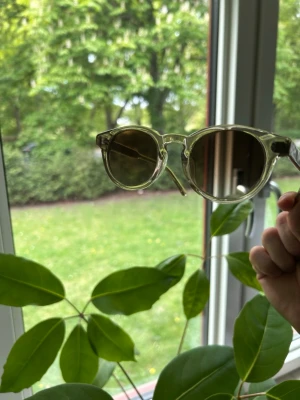 Runda transparenta solglasögon - Snygga Chimi 03 i färgen Ecru. Perfekta för soliga dagar och en trendig look. De är helt nya, inga defekter eller repor