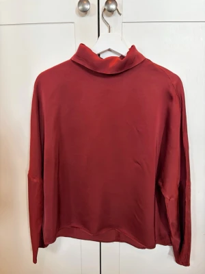 Rostfärgad blus med polokrage Stockh LM - Snygg rostfärgad blus från Stockh lm med lös polokrage och lång ärm.