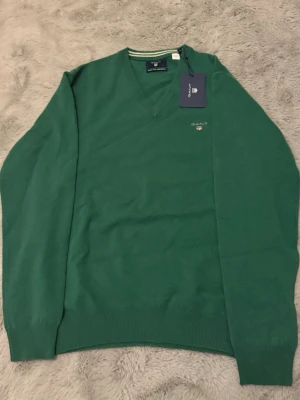 Gant sweater M/S - Säljer en gant tjock tröja/cashmere tröja typ, är lambswool men känner typ ingen skillnad. Den är helt ny. Aldrig använd. Köpt för ca 1 år sedan men sedan dess bara legat i garderoben. Den passar någon som är ca 165-175. Hör av er vid frågor