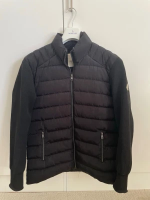  Moncler jacka - Använd Max 5 gånger, lite för stor för min del (har storlek S). Det står S på den men passar perfekt för de med M, kan även passa folk med L. Qrkod funkar, jackan är varm och såklart riktigt snygg. Hör av dig vid minsta lilla fundering!