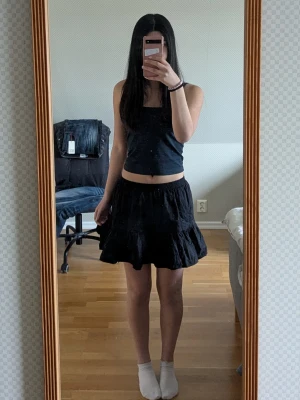 Svart kortkjol från Xueximan - Säljer en svart kortkjol från Xueximan med elastisk midja. Kjolen har en luftig och voluminös passform och har inbyggda shorts. Säljer då den ej kommer till användning och pris kan diskuteras🌸