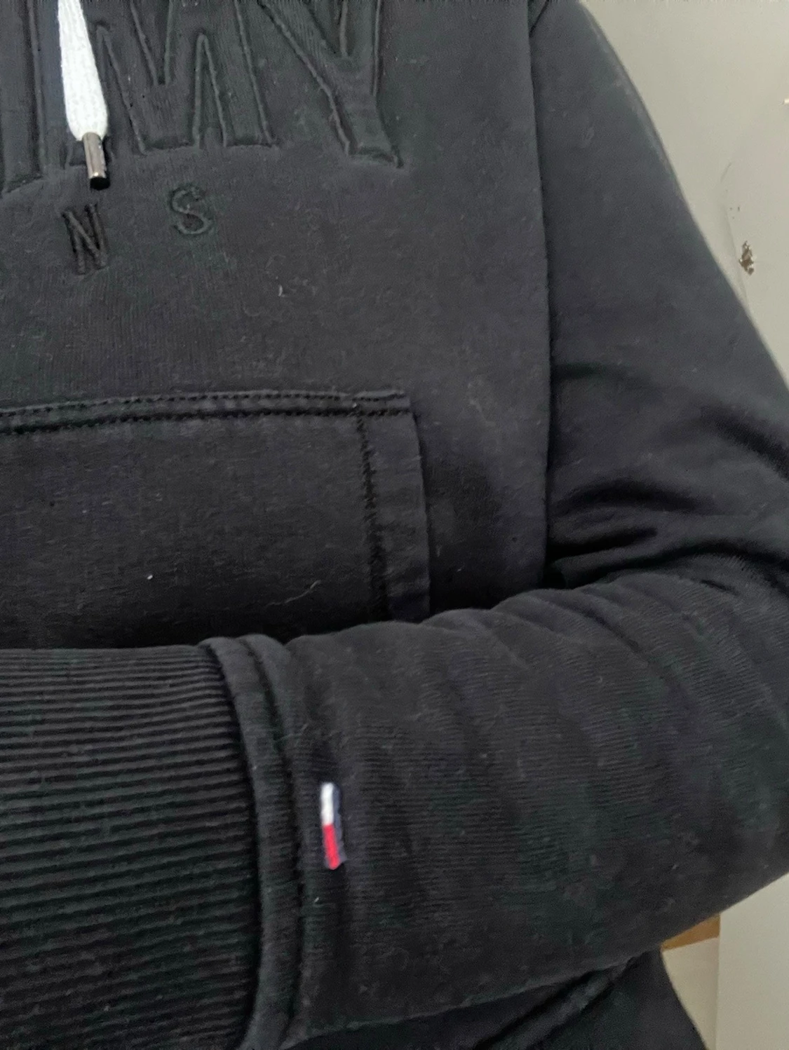 Svart hoodie från Tommy Jeans - 1